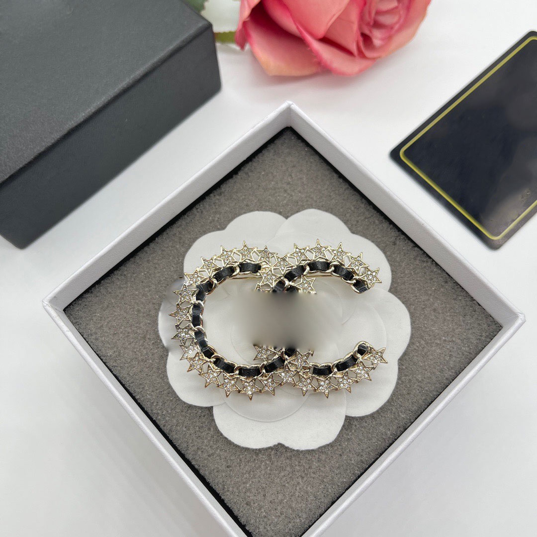Famous Design Brooch Designer Brooch Men Women Rhinestone Pearl Letter Brooch Suit Pin Fashion Jewelry Costume Decoration High Quality Accessories Brass
Famous Design Brooch Designer Brooch Men Women Rhinestone Pearl Letter Brooch Suit Pin Fashion Jewelry Costume Decoration High Quality Accessories Brass