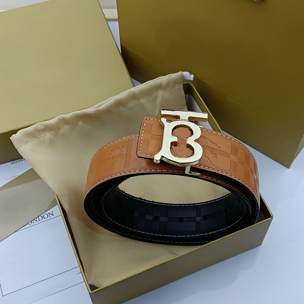 luxury Designer belt mens belt classic reversible belts Stripe stamp Pin buckle belts gold and silver buckle casual width 3.8cm size 105-125cm fashion gift very nice, As pics
luxury Designer belt mens belt classic reversible belts Stripe stamp Pin buckle belts gold and silver buckle casual width 3.8cm size 105-125cm fashion gift very nice, As pics