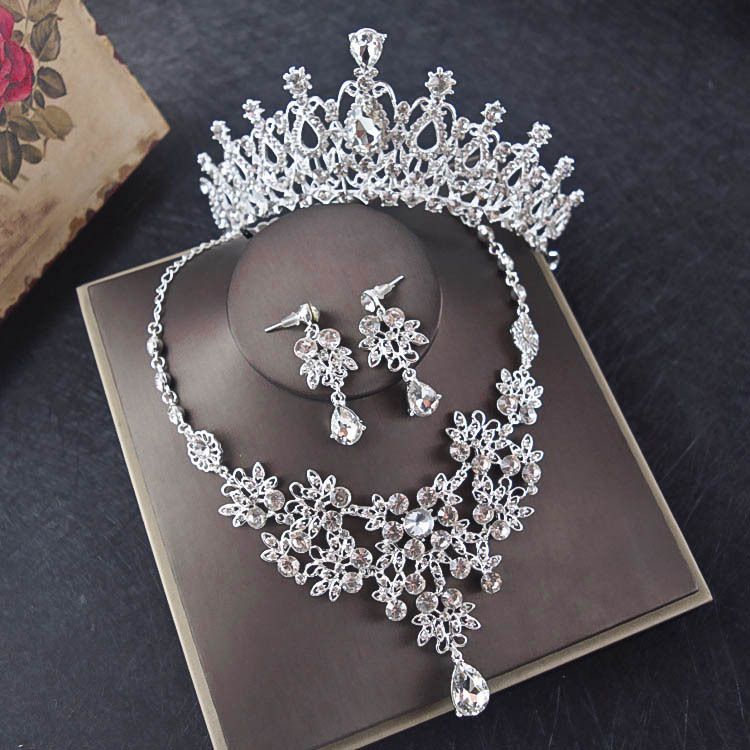 2023 Silver Plated Crystal Bridal Jewelry Sets Rhinestone Tiaras Crown Choker Necklace Earrings Set Wedding Accessories Hair Ornament
2023 Silver Plated Crystal Bridal Jewelry Sets Rhinestone Tiaras Crown Choker Necklace Earrings Set Wedding Accessories Hair Ornament