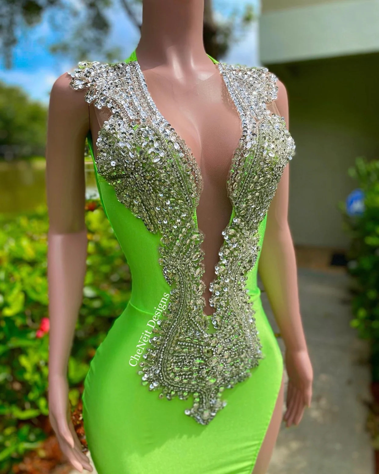 2023 Green Sparkly Sequin Mermaid African Prom Dresses Deep V neck Crystals Black Girls Long Graduation Dress Plus Size Formal Evening Gowns GW0228