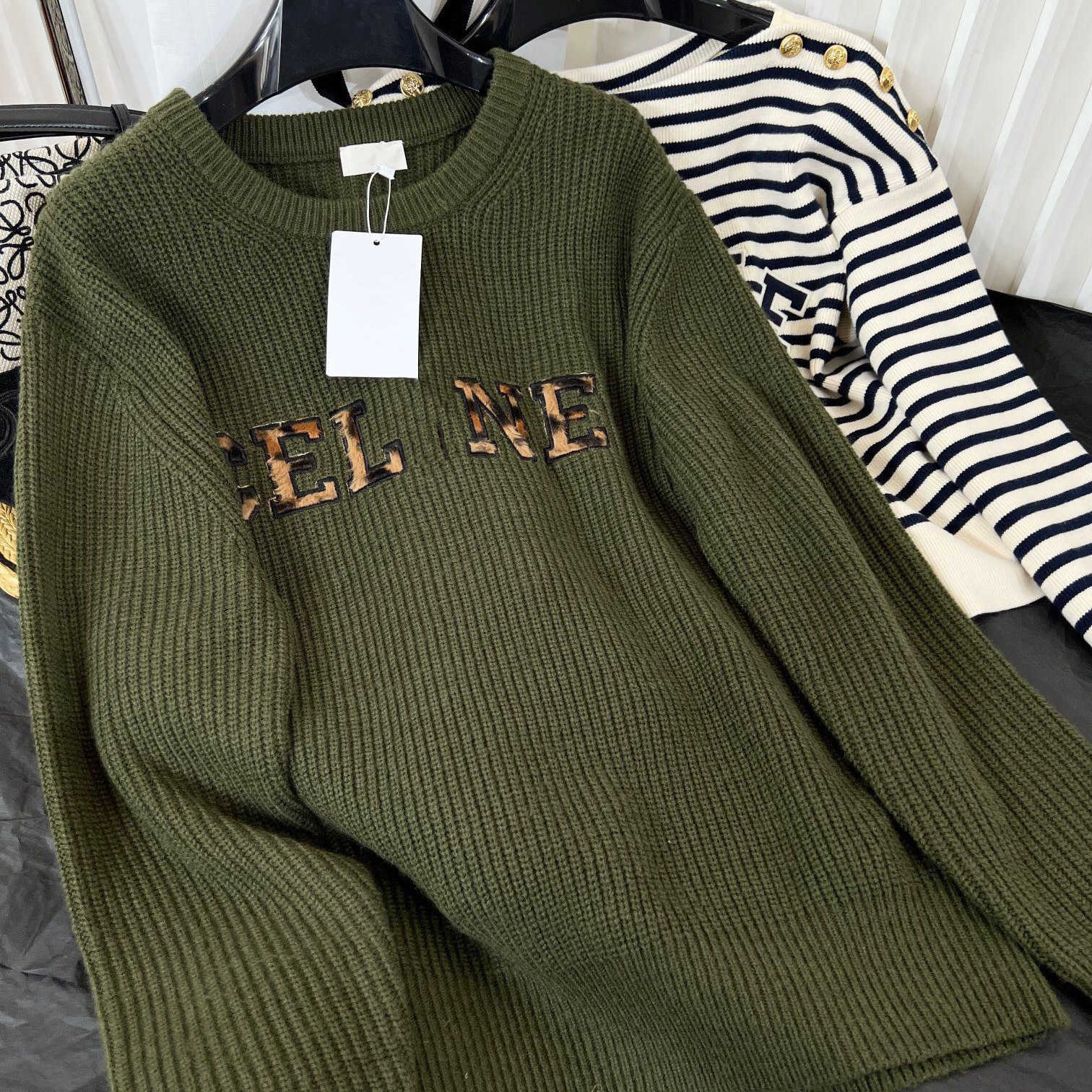 Qiudong Army Green Round Neck Wool Sweater Pullover Leopard Patch High end Women' Wear
Qiudong Army Green Round Neck Wool Sweater Pullover Leopard Patch High end Women' Wear