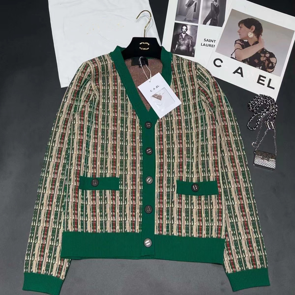 Designer High-quality Women' Knits Striped Knitted Long-Sleeved Top Luxury Fashion Contrasting Color V-Neck Slimming Knitwear, Green
Designer High-quality Women' Knits Striped Knitted Long-Sleeved Top Luxury Fashion Contrasting Color V-Neck Slimming Knitwear, Green
