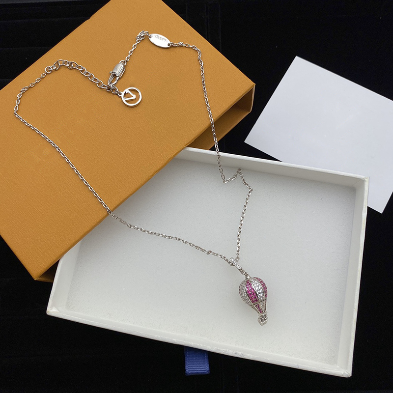 Diamond Hot air Balloon Pendant Necklaces Designer Womens Luxury Classic Sliver Men Jewelry Causal V Chains Necklace For Woman 2302283BF
Diamond Hot air Balloon Pendant Necklaces Designer Womens Luxury Classic Sliver Men Jewelry Causal V Chains Necklace For Woman 2302283BF