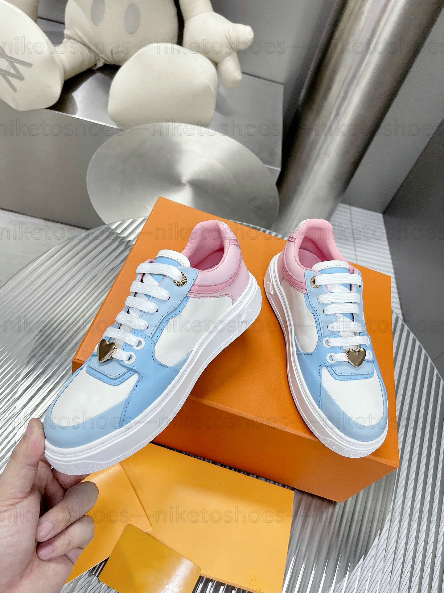 Desginer Sneaker Time Out Running Shoes Low-Top Grey Leather Blue Mesh Lace-Up Rubber Sole Casual Chunky Sneakers Luxurys Designers Shoe, 04
Desginer Sneaker Time Out Running Shoes Low-Top Grey Leather Blue Mesh Lace-Up Rubber Sole Casual Chunky Sneakers Luxurys Designers Shoe, 04