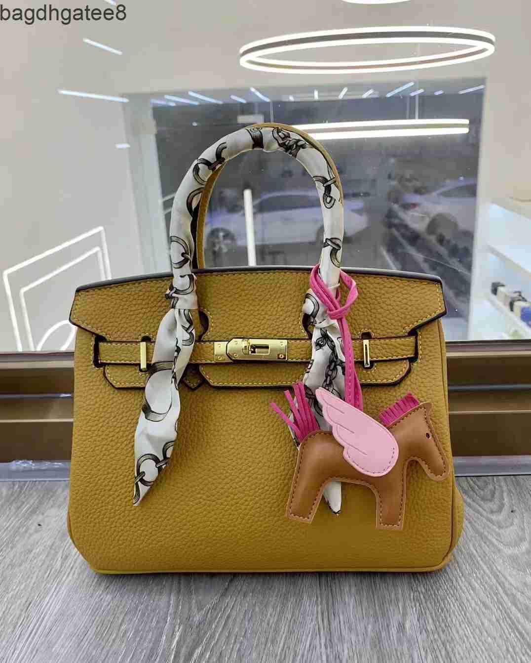 Single-shoulder Bags 2023 Birkins Designer Women Bag Fashionable Herms Popular Litchi Grain Classic High-class High-capacity Portable Knoz FGQ0, Red16
Single-shoulder Bags 2023 Birkins Designer Women Bag Fashionable Herms Popular Litchi Grain Classic High-class High-capacity Portable Knoz FGQ0, Red16