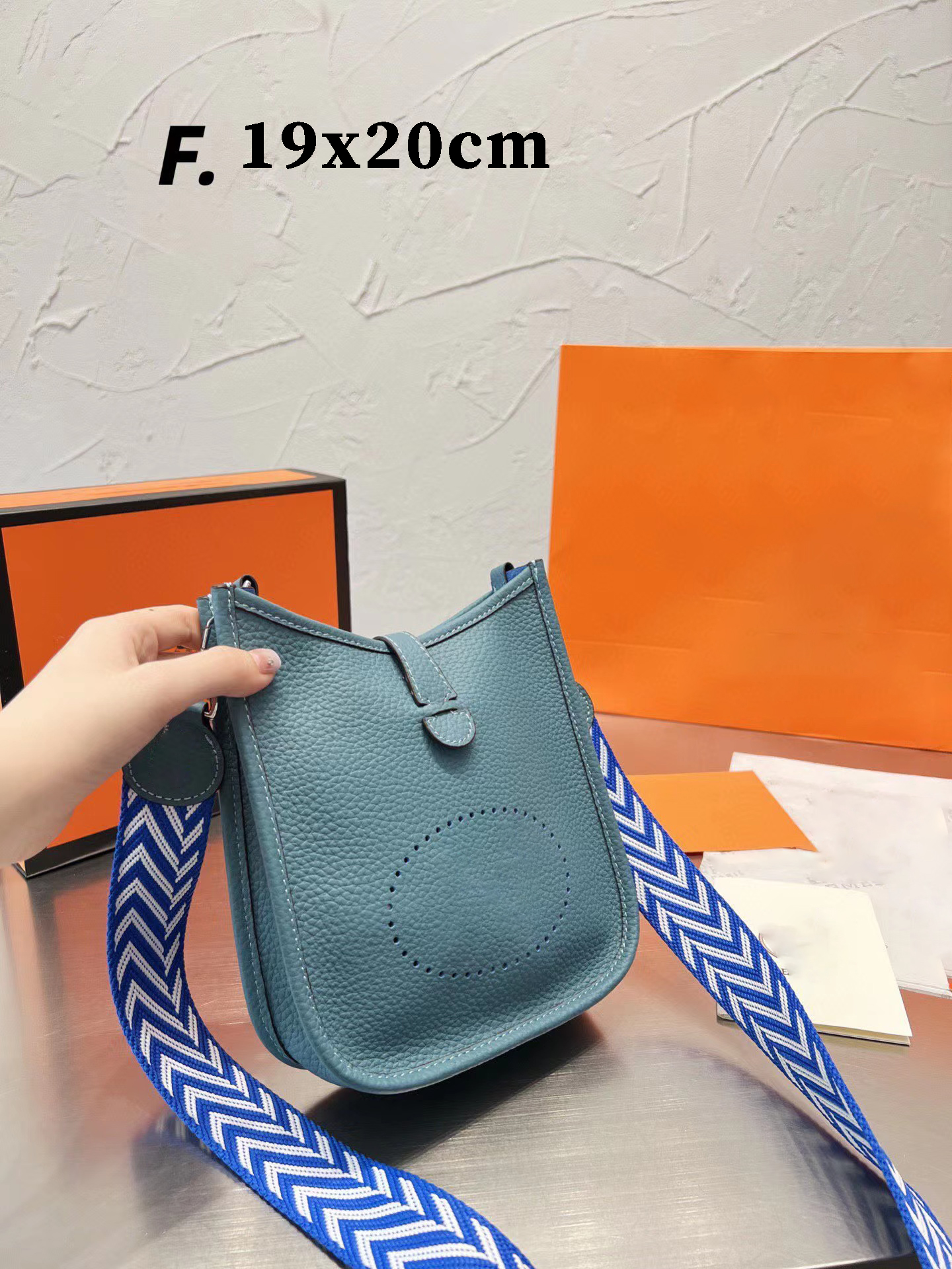 Fashion bag Designer bags H diagonal cowhide hollow messenger bag handbags totes portable
Fashion bag Designer bags H diagonal cowhide hollow messenger bag handbags totes portable
