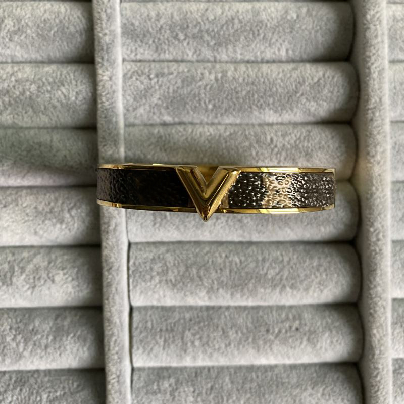 3 Colors Women Designer Bangles Flower Stamp Luxury V Letter Couple Bracelets Without Box
3 Colors Women Designer Bangles Flower Stamp Luxury V Letter Couple Bracelets Without Box