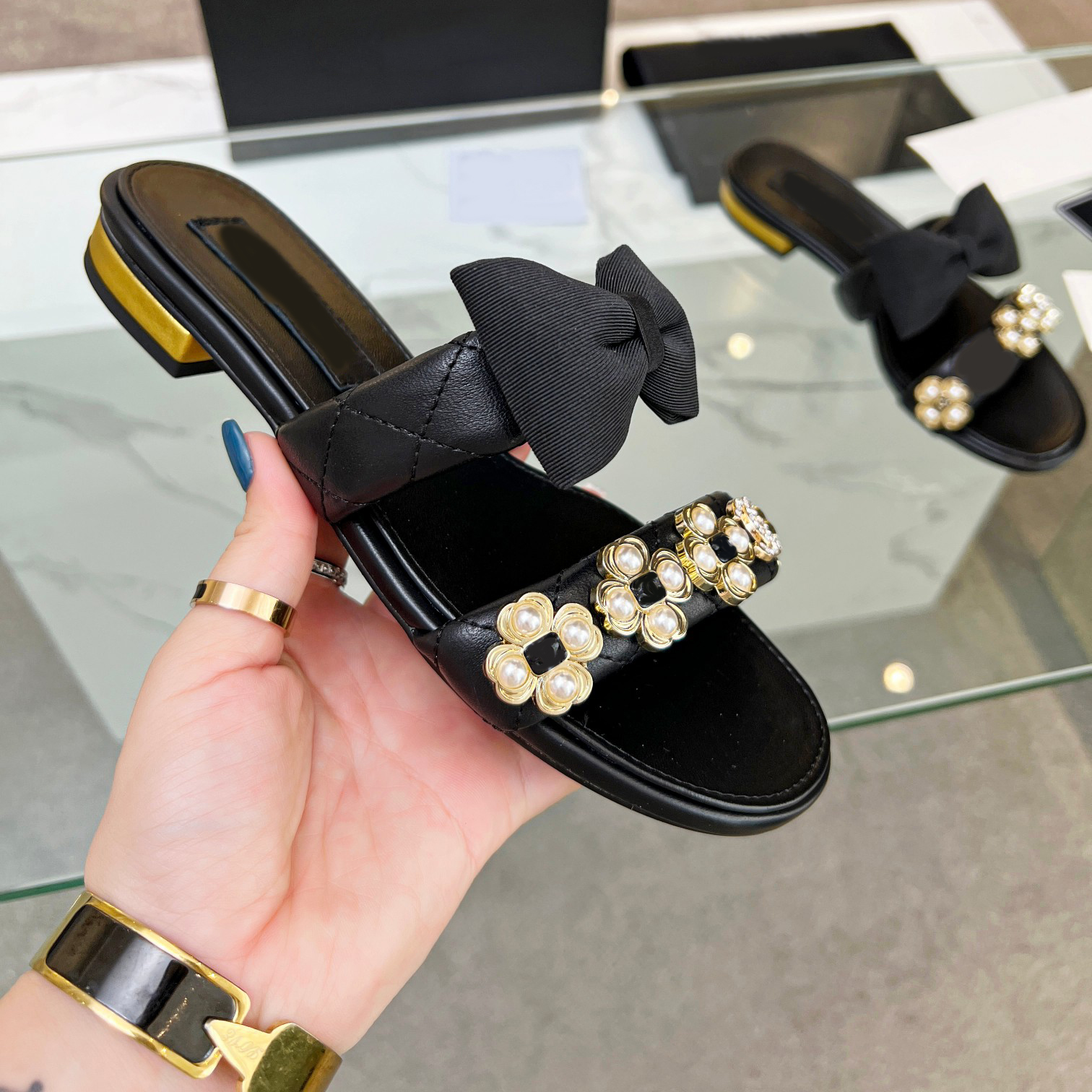Stylish Women Mule Slides Flat Slippers Lambskin White Home Casual Sandals Summer Designer Luxury Fashion Ladies Beach outdoors Flat Flip Flops Sandal, Customized
Stylish Women Mule Slides Flat Slippers Lambskin White Home Casual Sandals Summer Designer Luxury Fashion Ladies Beach outdoors Flat Flip Flops Sandal, Customized