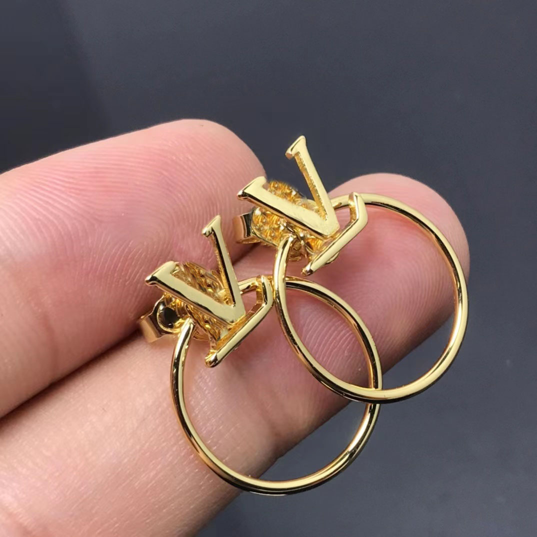2023 European and American simple hoop designer earrings. 18k gold-plated logo classic hoop luxury earrings designer for women. wedding party aretes designer jewelry,
2023 European and American simple hoop designer earrings. 18k gold-plated logo classic hoop luxury earrings designer for women. wedding party aretes designer jewelry,