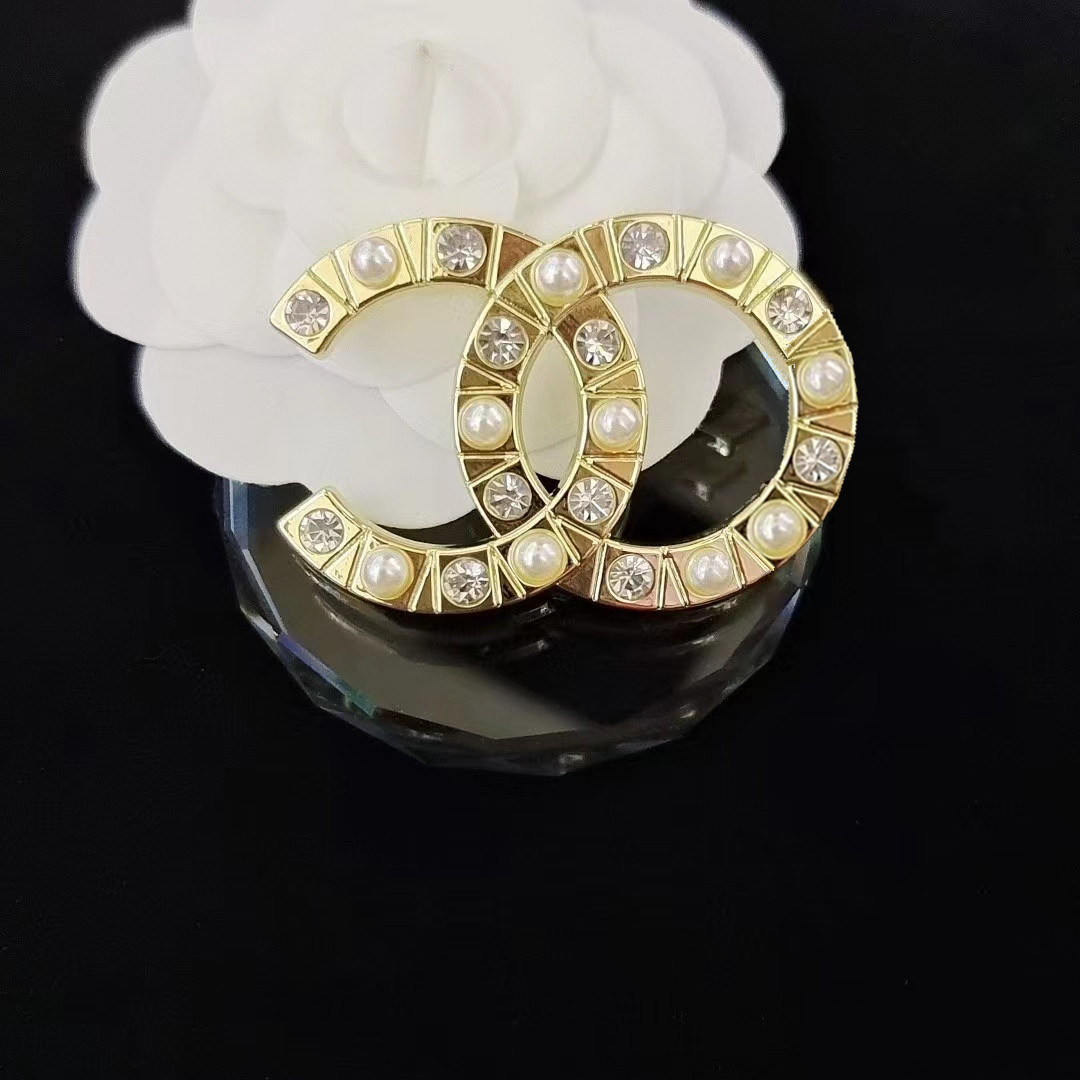 Fashion Designer Brooch Brand Letter Brooches Men Luxury Crystal Pearl Geometric Brooch Wedding Jewelry Women
Fashion Designer Brooch Brand Letter Brooches Men Luxury Crystal Pearl Geometric Brooch Wedding Jewelry Women
