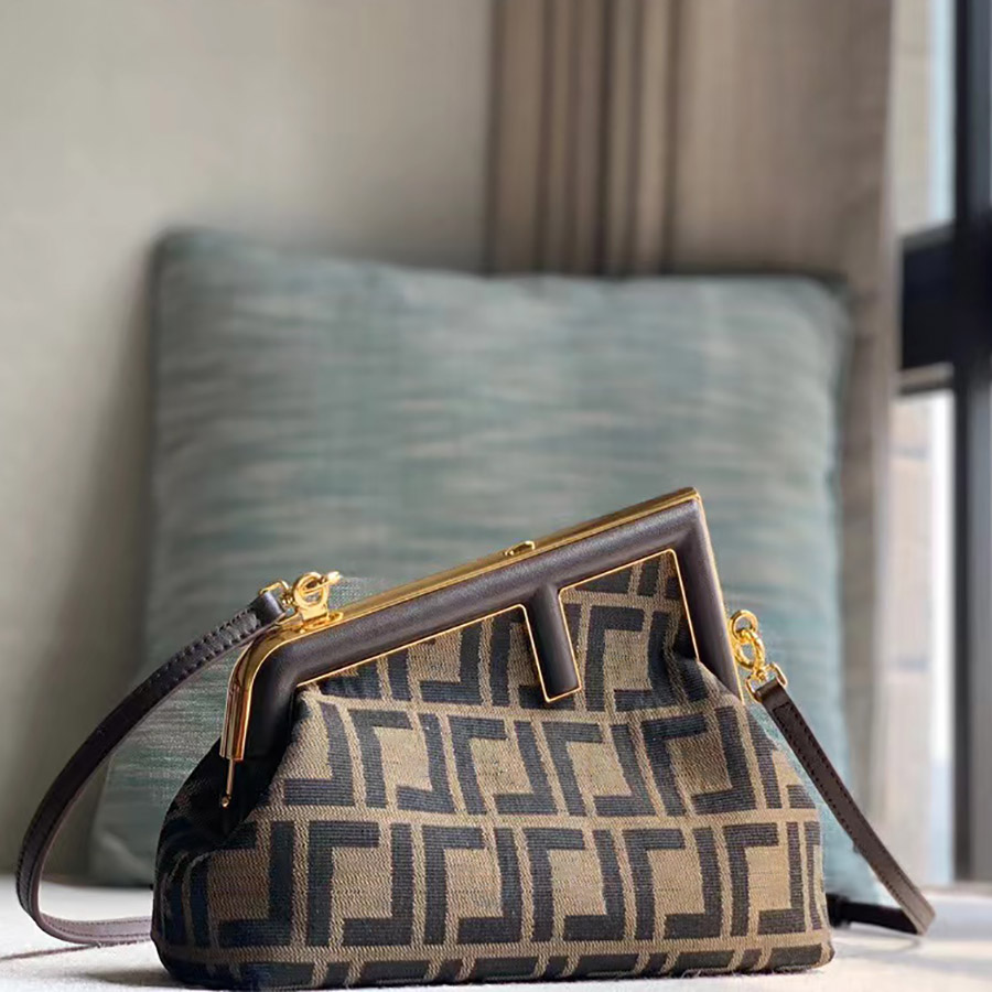 Designer Clutch Bag Luxury Shoulder Bag 26CM Genuine Leather Crossbody Bag High Imitation Tote Bag With Box ZF001
Designer Clutch Bag Luxury Shoulder Bag 26CM Genuine Leather Crossbody Bag High Imitation Tote Bag With Box ZF001