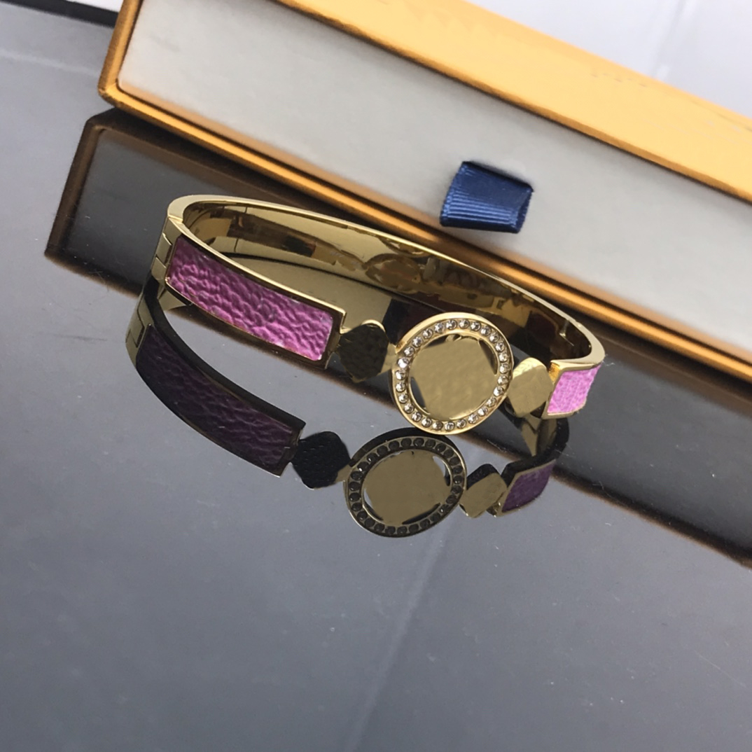 Pink Leather Designer Bracelet Bangle Charm Luxury With Diamond Bracelets Women Old Flower Letter Jewelry Plated Gold Stainless steel Wristband Cuff Party
Pink Leather Designer Bracelet Bangle Charm Luxury With Diamond Bracelets Women Old Flower Letter Jewelry Plated Gold Stainless steel Wristband Cuff Party