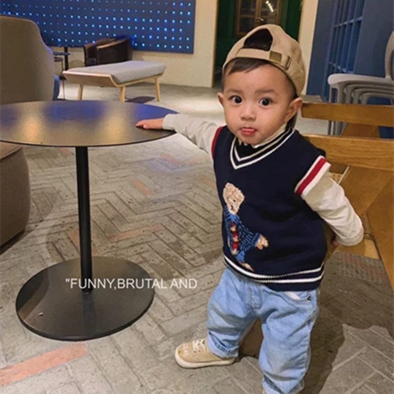 Family Matching Outfits Autumn ParentChild Vest Sweater For Kids Bear Knit Top Dad Mom And Son Daughter Christmas Knitted Cardigan 230601