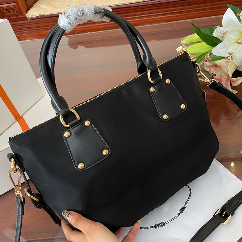 Trend Luxuries 2023 Designers Handle Bag High Quality Totes Crossbody Canvas Handbag Women The Tote Bags Purses Wallet Woman Metal Triangle Size 25X24cm, 1#
Trend Luxuries 2023 Designers Handle Bag High Quality Totes Crossbody Canvas Handbag Women The Tote Bags Purses Wallet Woman Metal Triangle Size 25X24cm, 1#