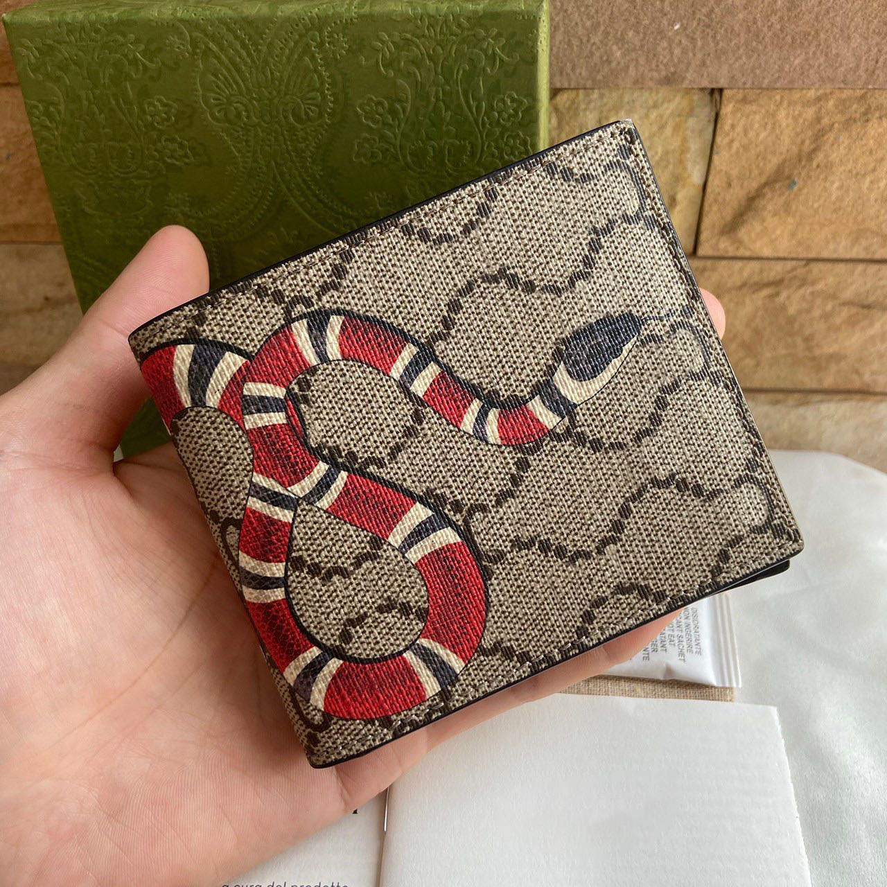 fashion Luxurys designer Wallet mens card holder double G tote Genuine leather porte carte animal Coin purses cardholder wallets With box Womens key chain handbags, G embossing+ webbing
fashion Luxurys designer Wallet mens card holder double G tote Genuine leather porte carte animal Coin purses cardholder wallets With box Womens key chain handbags, G embossing+ webbing