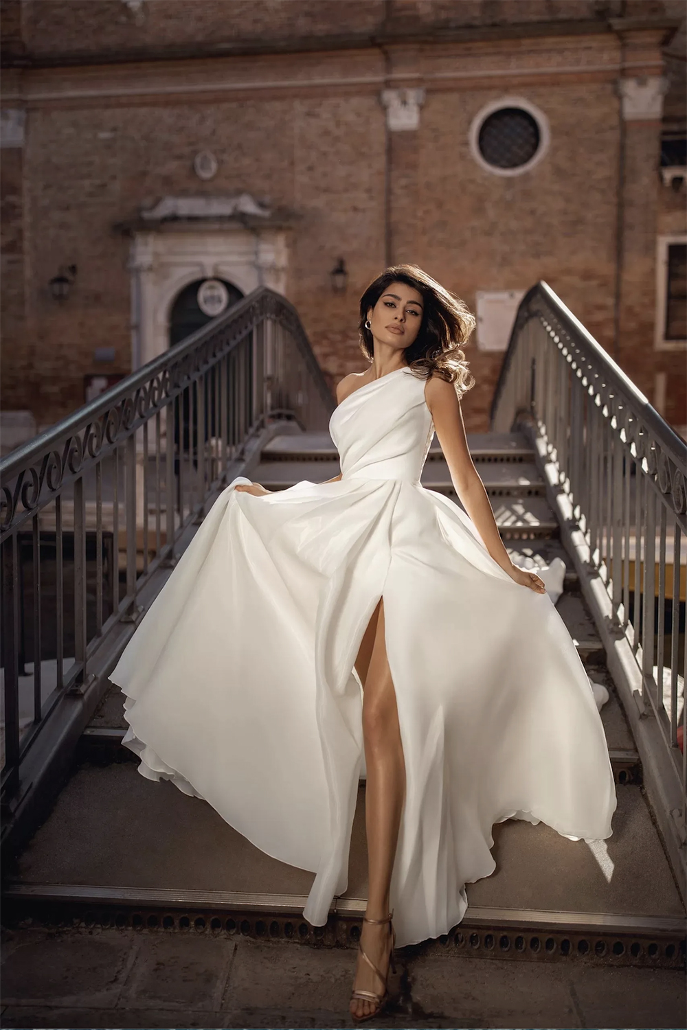 One Shoulder Simple Satin A Line Wedding Dresses For Brides With Long Chapel Train Boho Garden Bridal Gowns Sexy Split Side Sleeveless Modern Robes de