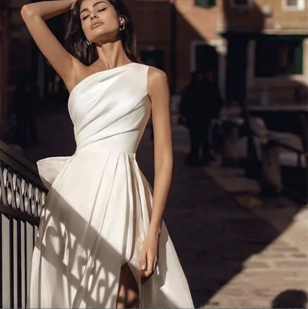 One Shoulder Simple Satin A Line Wedding Dresses For Brides With Long Chapel Train Boho Garden Bridal Gowns Sexy Split Side Sleeveless Modern Robes de