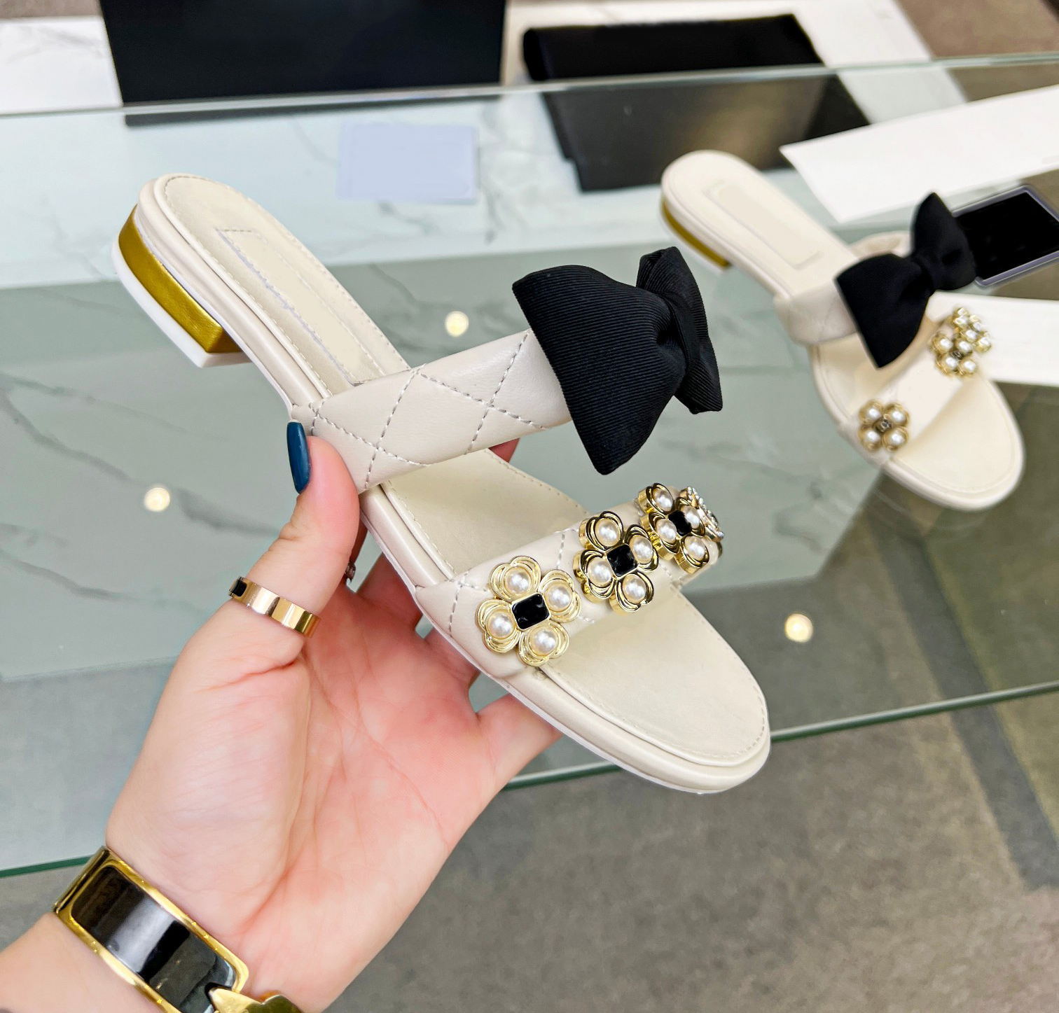 Summer Women Mules Flat Slippers Sandals Lambskin White bow Home Casual Slipper Designer Luxury Fashion Ladies Beach outdoors Flat Flip Flops Sandal, Customized
Summer Women Mules Flat Slippers Sandals Lambskin White bow Home Casual Slipper Designer Luxury Fashion Ladies Beach outdoors Flat Flip Flops Sandal, Customized