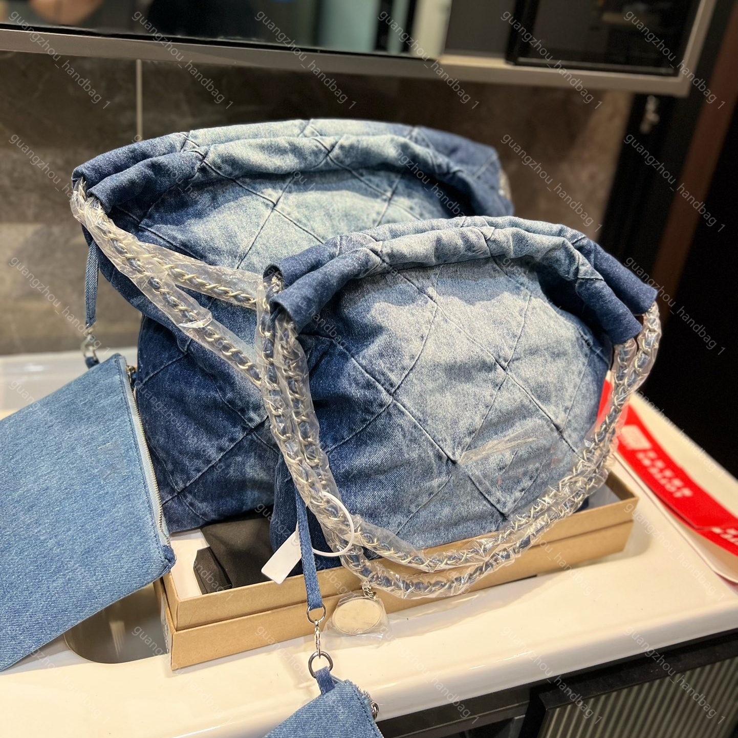 Mirror 22 Bag Designer Bags Blue Washed Denim Bags Hobo Handbag Women Quilted Tote Chain Bags, Black
Mirror 22 Bag Designer Bags Blue Washed Denim Bags Hobo Handbag Women Quilted Tote Chain Bags, Black