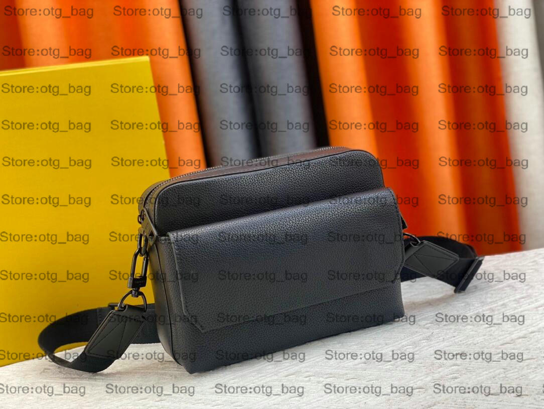 M22482 Fastline Messenger Bag Pre Collection Fall Winter 23 Aerogram Leather Designer Men Luxury Cross Body Shoulder Bag M22611 Navy Blue Black Shoulder Bag Purse
M22482 Fastline Messenger Bag Pre Collection Fall Winter 23 Aerogram Leather Designer Men Luxury Cross Body Shoulder Bag M22611 Navy Blue Black Shoulder Bag Purse