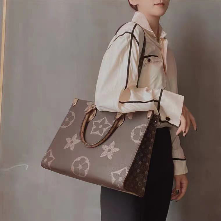 Designer Bags Women Handbags Embossed Flower Monograms ONTHEGO GM MM Genuine Leather Handbag Purse The Tote Bag Shoulder Cross body Female backpack ON THE GO, Embossed black wallet
Designer Bags Women Handbags Embossed Flower Monograms ONTHEGO GM MM Genuine Leather Handbag Purse The Tote Bag Shoulder Cross body Female backpack ON THE GO, Embossed black wallet