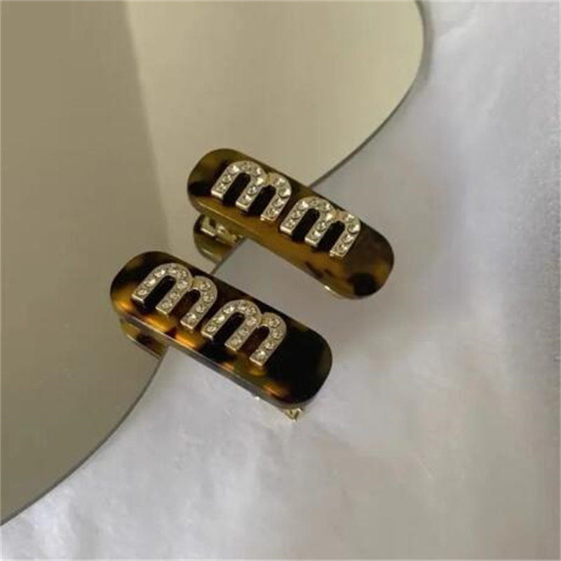 Kids Girl Hair Clips Designer Hairpins Retro Barrettes Ladies Simple Personality Letter European And American Metal Square Hairclip Fashion Hair Accessories, Pinch cock 1
Kids Girl Hair Clips Designer Hairpins Retro Barrettes Ladies Simple Personality Letter European And American Metal Square Hairclip Fashion Hair Accessories, Pinch cock 1
