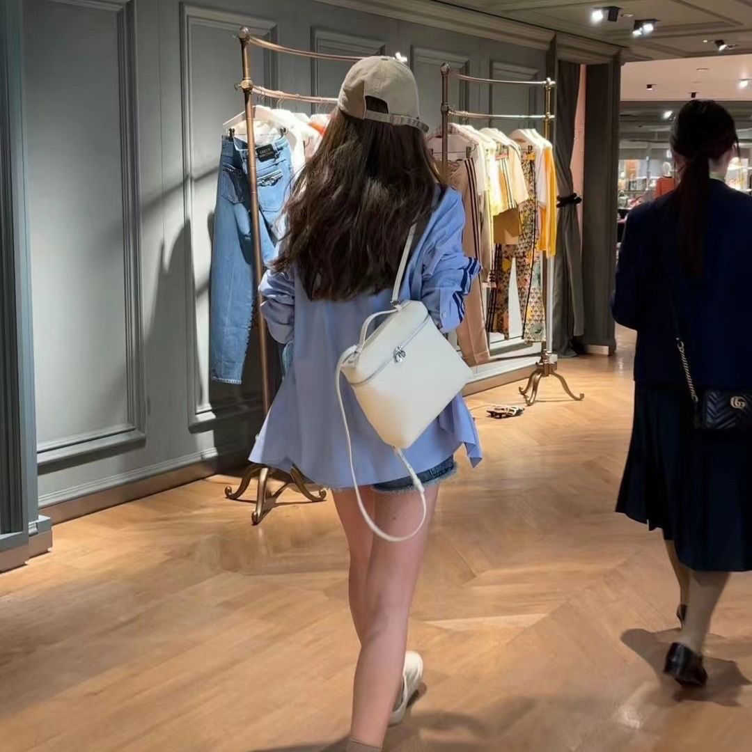 bag loro piana 2023 New Loro * Piana Backpack Women's Korean LP Lychee Grain Cowhide Large Capacity Backpack Carrying Bag Tide, Black
bag loro piana 2023 New Loro * Piana Backpack Women's Korean LP Lychee Grain Cowhide Large Capacity Backpack Carrying Bag Tide, Black