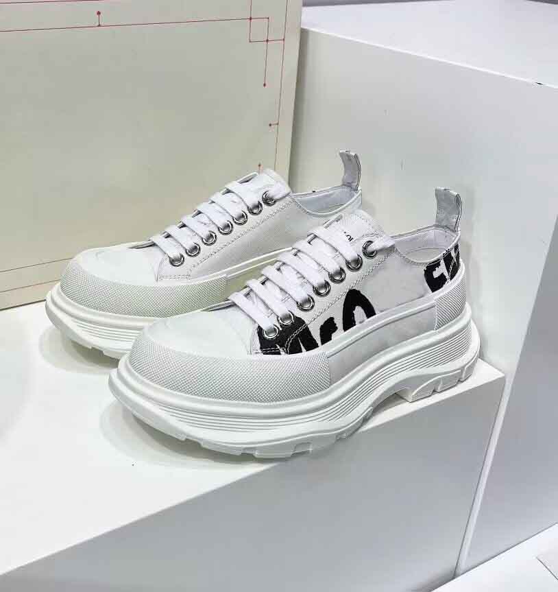 Luxury Brand Tread Slick Sneakers Shoes Low Top Canvas Couple Platform Trainers White Black Graffiti Nappa Leather Lace-up Rubber Tread Sole Comfort Walking EU35-45
Luxury Brand Tread Slick Sneakers Shoes Low Top Canvas Couple Platform Trainers White Black Graffiti Nappa Leather Lace-up Rubber Tread Sole Comfort Walking EU35-45