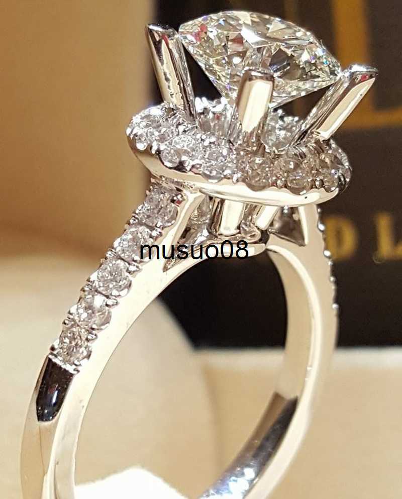 Band Rings New 925 Sterling Silver Ring Simulation Diamond CZ Ring Suitable For Female Charm Jewelry Engagement Gifts J230602
Band Rings New 925 Sterling Silver Ring Simulation Diamond CZ Ring Suitable For Female Charm Jewelry Engagement Gifts J230602