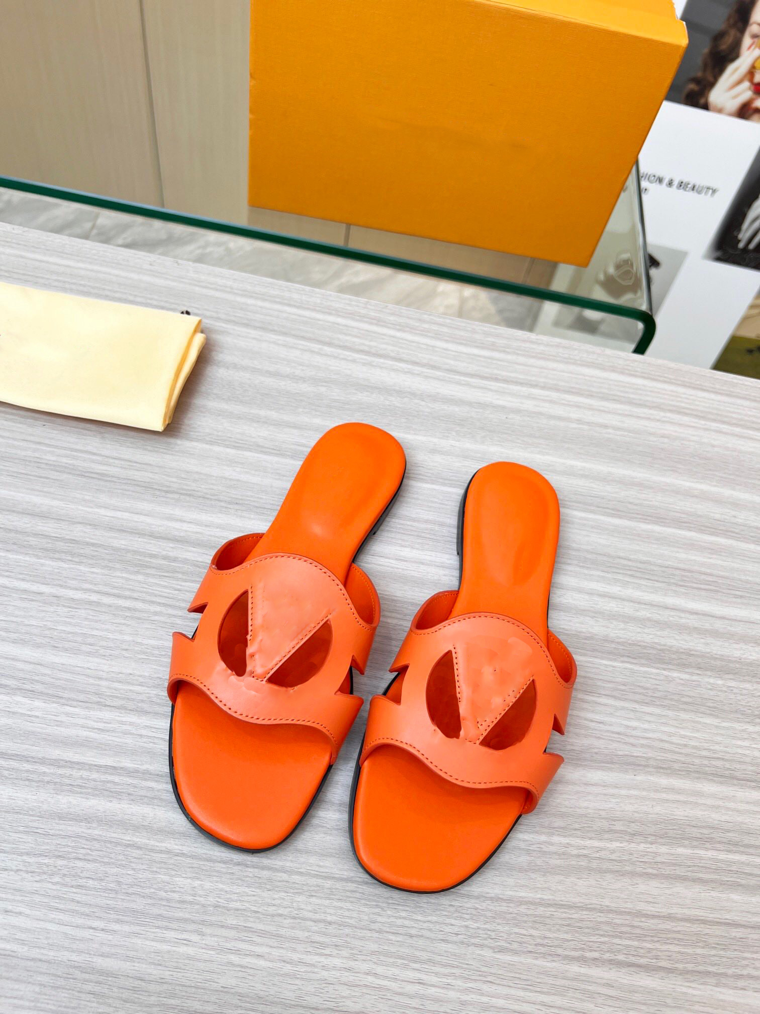 2023 Isola Flat Mule Designers women slipper Gold Metallic lamb leather Circle letter logo signature Fashionable Big size 35-43 1ABP3Q 1ABOZK 1ABP0E 1ABP22, 11#
2023 Isola Flat Mule Designers women slipper Gold Metallic lamb leather Circle letter logo signature Fashionable Big size 35-43 1ABP3Q 1ABOZK 1ABP0E 1ABP22, 11#