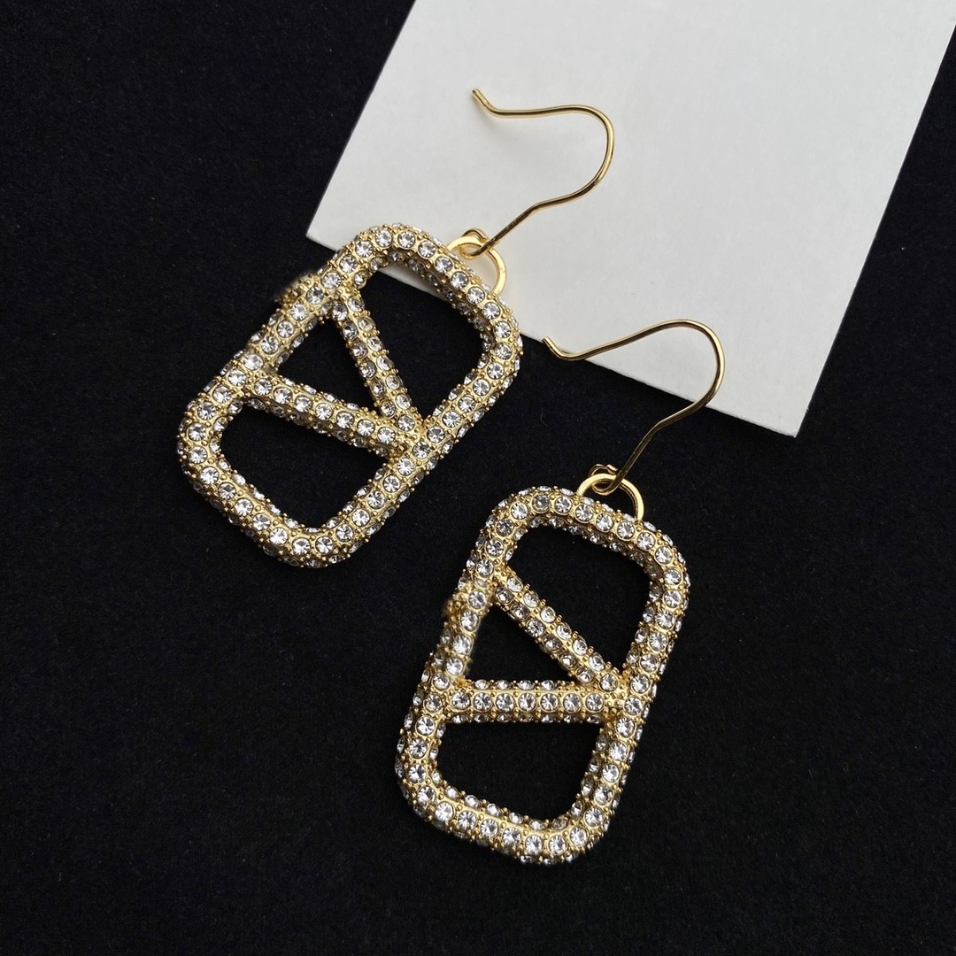 Earring designers design fashionable gold letter earring jewelry, party jewelry, and wedding gifts for women
Earring designers design fashionable gold letter earring jewelry, party jewelry, and wedding gifts for women