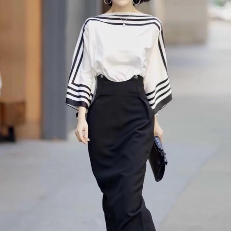 Casual Dresses Designer Summer Office Ladies Bodycon Dress Women Batwing Sleeve Black White Hit Color Striped Button Deco Pencil Midi
Casual Dresses Designer Summer Office Ladies Bodycon Dress Women Batwing Sleeve Black White Hit Color Striped Button Deco Pencil Midi