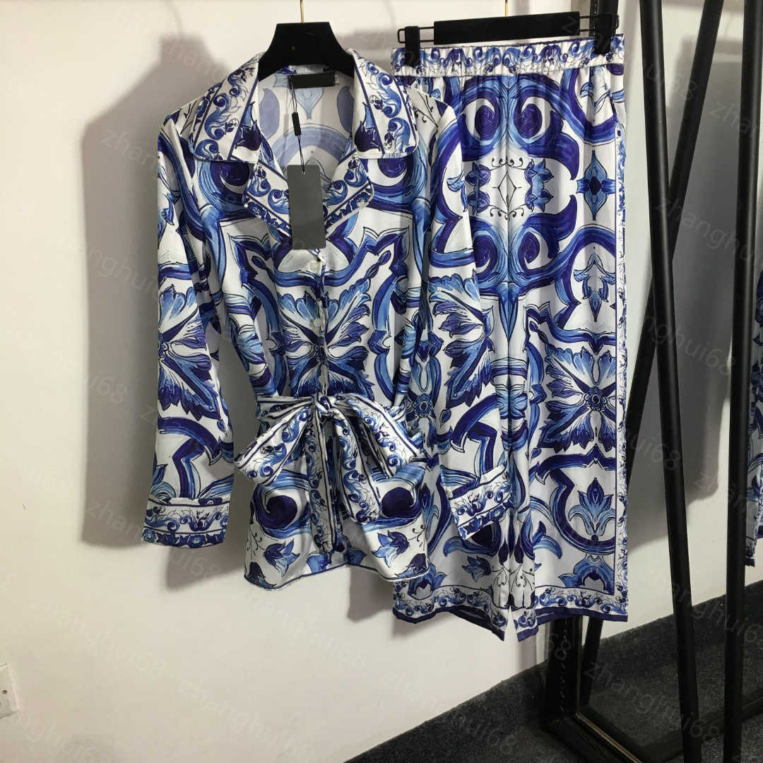 23ss womens designer clothing shirts suits women pants sets Blue and white porcelain printed lace-up home style shirt casual straight trousers set Women Clothes
23ss womens designer clothing shirts suits women pants sets Blue and white porcelain printed lace-up home style shirt casual straight trousers set Women Clothes