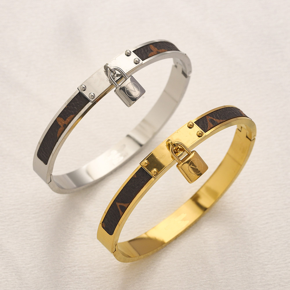 High-end Styles Designer Stainless Steel Bangle Fashion Men Women 18K Gold Plating Silver Plated Bracelets Leather Material Lovers Bracelet Jewelry Accessories
High-end Styles Designer Stainless Steel Bangle Fashion Men Women 18K Gold Plating Silver Plated Bracelets Leather Material Lovers Bracelet Jewelry Accessories