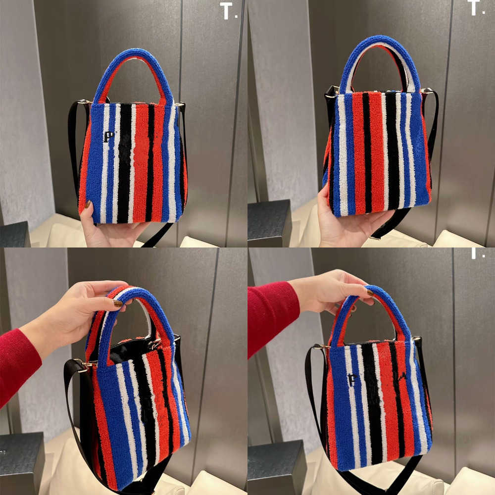 P Mobile Bag Casual Color Vertical Stripe New Fashion Women's Bag One Shoulder Oblique Span Vertical Small Square Bag, Striped
P Mobile Bag Casual Color Vertical Stripe New Fashion Women's Bag One Shoulder Oblique Span Vertical Small Square Bag, Striped