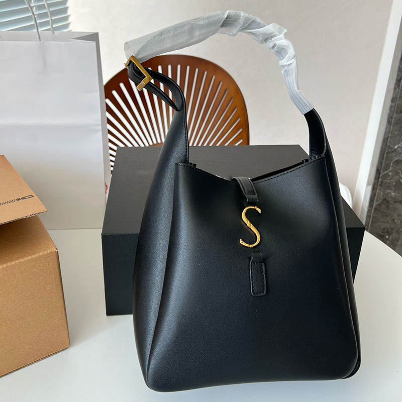 Simple Retro Women Mini Shoulder Bag Leather Quilted Gold Hardware Luxury Handbag Wallet Designer Crossbody Trend Coin Purse Sacoche Key Pouch Card Holder 21CM, Box
Simple Retro Women Mini Shoulder Bag Leather Quilted Gold Hardware Luxury Handbag Wallet Designer Crossbody Trend Coin Purse Sacoche Key Pouch Card Holder 21CM, Box