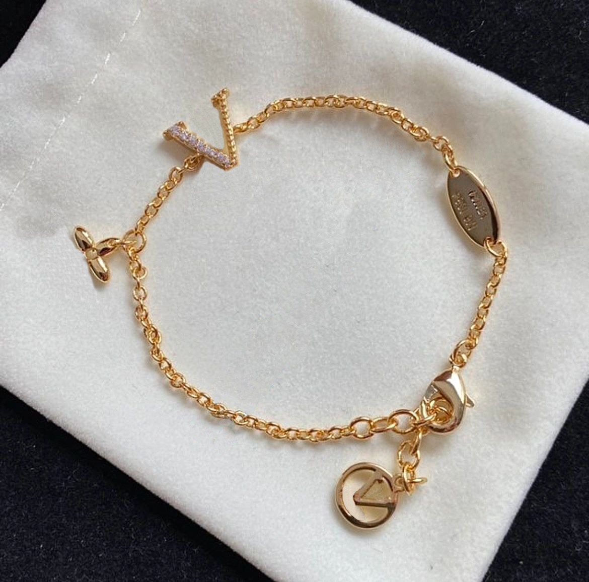 women designer bracelet luxury diamond charm bracelet fashion trendy letter v pendant gold jewelry accessories
women designer bracelet luxury diamond charm bracelet fashion trendy letter v pendant gold jewelry accessories