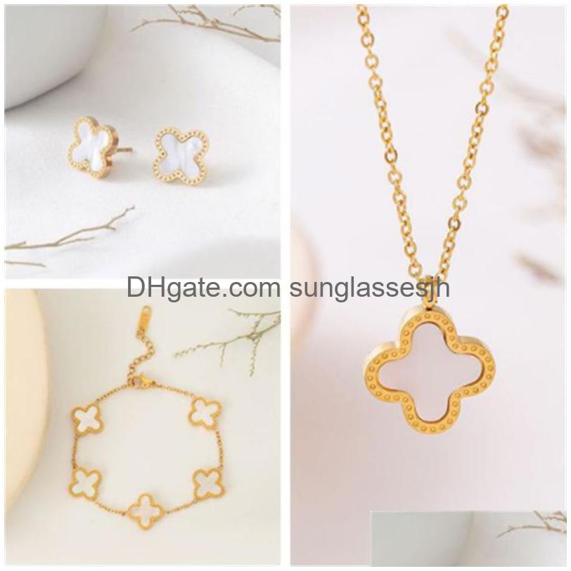 Pendant Necklaces Designer Jewelry Fashion Fourleaf Clover Suit Earrings Bracelet Womens Threepiece Wedding Banquet Wholesale Drop D Dhoef
Pendant Necklaces Designer Jewelry Fashion Fourleaf Clover Suit Earrings Bracelet Womens Threepiece Wedding Banquet Wholesale Drop D Dhoef