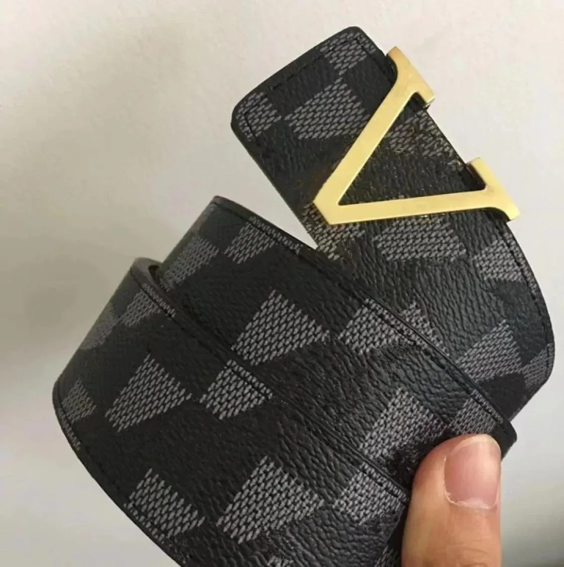 PV6 Luxury designer Louis Vuitton LV Belt Buckle Fashion Genuine Leather Women Belts For men Letter Double Big gold classical
PV6 Luxury designer Louis Vuitton LV Belt Buckle Fashion Genuine Leather Women Belts For men Letter Double Big gold classical