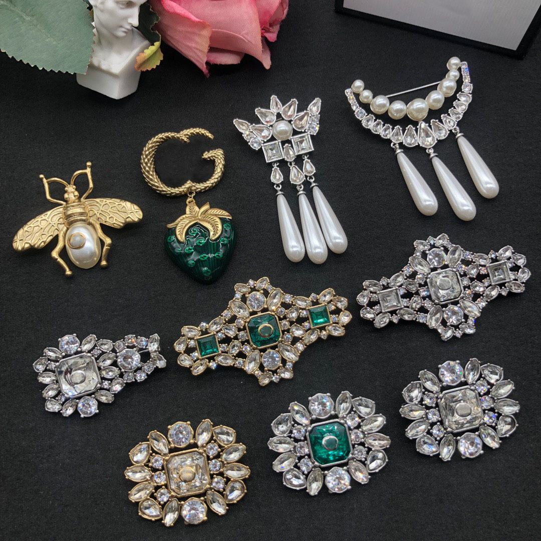 Diamond Brooch Ancient home European-American style casual coat diamond-encrusted enamel dripping oil Pearl diamond-encrusted bee Brooch suit coat corsage
Diamond Brooch Ancient home European-American style casual coat diamond-encrusted enamel dripping oil Pearl diamond-encrusted bee Brooch suit coat corsage