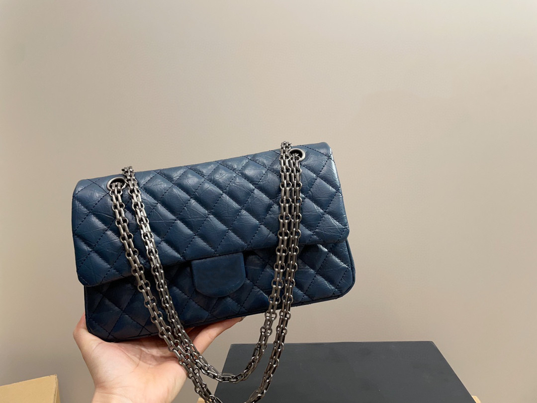 7A 1:1 Fashion CF 2.55 Diamond Plaid Leather Vintage Oil Wax Leather Women's Classic Chain Flap Bag Metal Square Buckle Logo Designer Luxury Bag ID royalfashion_bag, Black gold chain
7A 1:1 Fashion CF 2.55 Diamond Plaid Leather Vintage Oil Wax Leather Women's Classic Chain Flap Bag Metal Square Buckle Logo Designer Luxury Bag ID royalfashion_bag, Black gold chain
