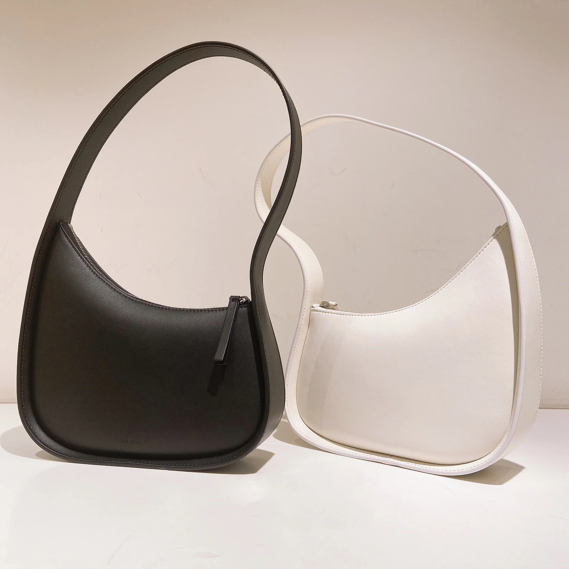 Luxury Designer Shopping clutch bags Shoulder strap half moon bag handbag Evening bags purses Genuine Leather hobo Womens mens zipper Toiletry Kits cross body totes, Black
Luxury Designer Shopping clutch bags Shoulder strap half moon bag handbag Evening bags purses Genuine Leather hobo Womens mens zipper Toiletry Kits cross body totes, Black