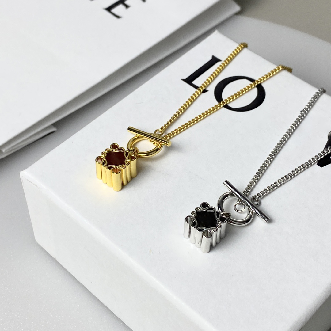 Vintage Anagram silk-wrapped stereo loews Pendant Necklace 18K gold brand sweater necklaces glamour women's wedding party jewelry accessory
Vintage Anagram silk-wrapped stereo loews Pendant Necklace 18K gold brand sweater necklaces glamour women's wedding party jewelry accessory