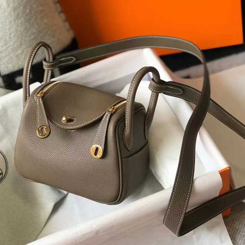 Designer H ermes Lindys bag Top layer cowhide high quality leather handbag pure single shoulder women's Lindys doctor's medicine box, 26cm large orange
Designer H ermes Lindys bag Top layer cowhide high quality leather handbag pure single shoulder women's Lindys doctor's medicine box, 26cm large orange
