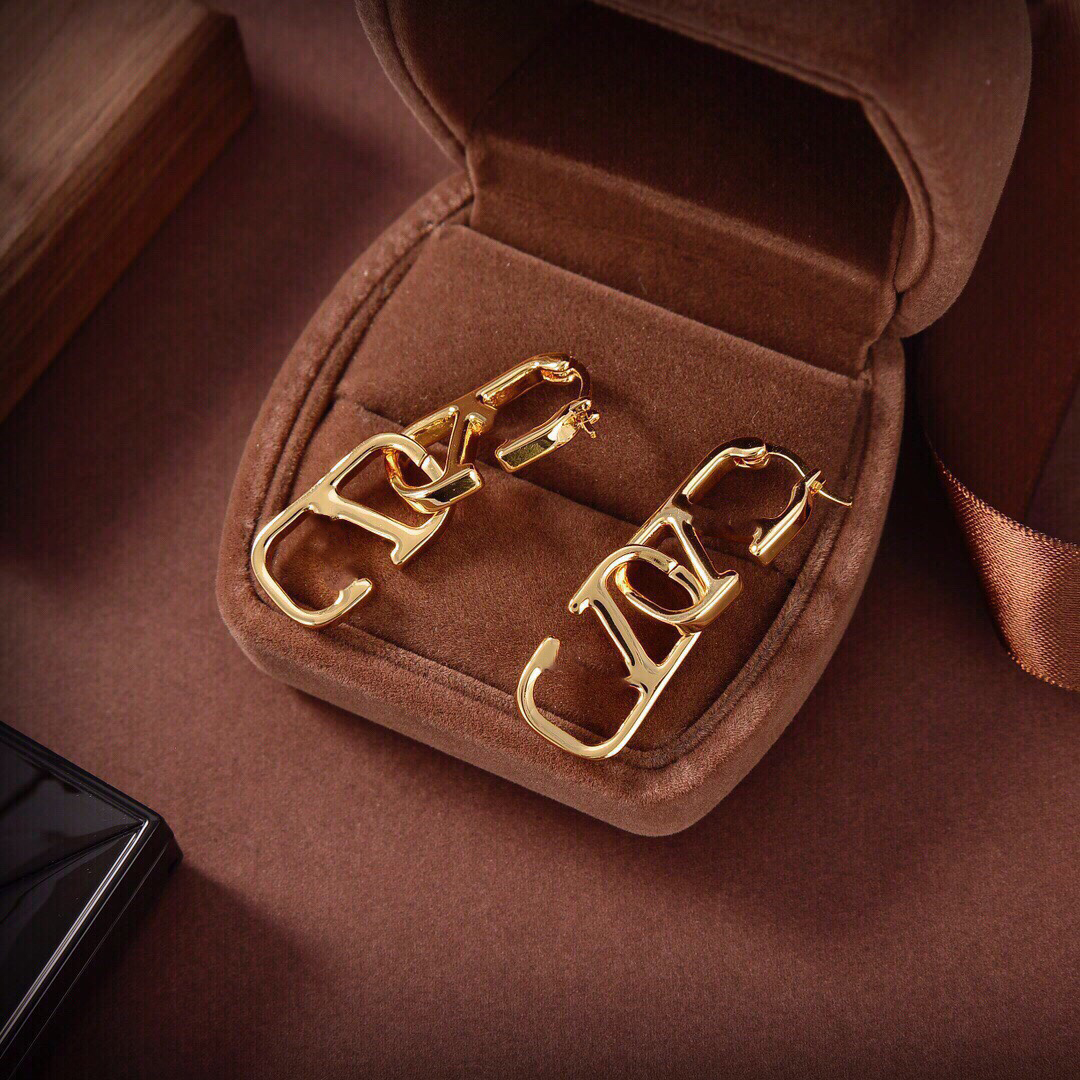 Designer Earring Charm V Logo Brand Fashion Hoop Jewelry Stud Earing Women Luxury Metal Crystal Pearl Earring Jeweler Women's Gifts oai4
Designer Earring Charm V Logo Brand Fashion Hoop Jewelry Stud Earing Women Luxury Metal Crystal Pearl Earring Jeweler Women's Gifts oai4