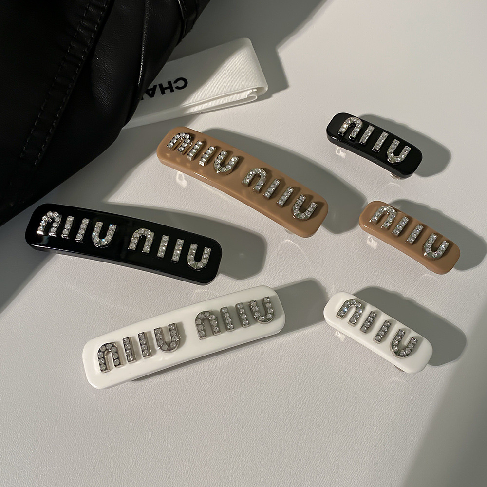 New Miu Letter hair clips for girls women Simple Alligator Clip Snap Clip Bobby pin French Barrette Embellished hair claw clip Rhinestone inlaid Gift Jewelry, 5#
New Miu Letter hair clips for girls women Simple Alligator Clip Snap Clip Bobby pin French Barrette Embellished hair claw clip Rhinestone inlaid Gift Jewelry, 5#