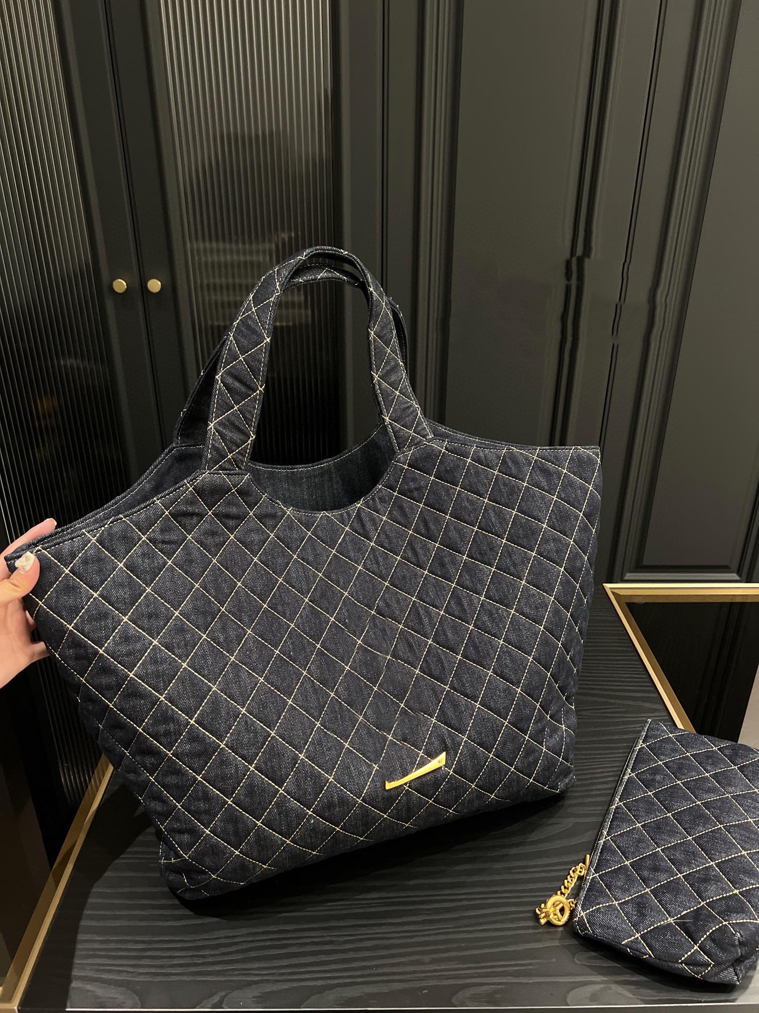 Fashion Tote Large Capacity Diamond Checker Canvas Women's Handbag Metal Logo Designer Open Luxury Bag ID royalfashion_bag, Black
Fashion Tote Large Capacity Diamond Checker Canvas Women's Handbag Metal Logo Designer Open Luxury Bag ID royalfashion_bag, Black