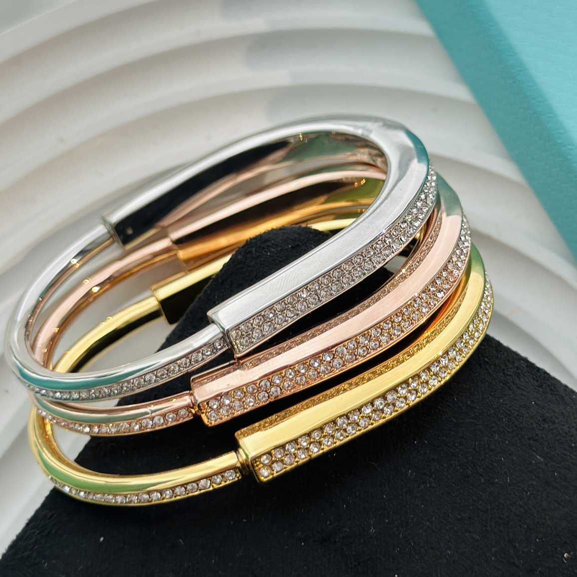 luxury t brand lock designer charm bangle bracelets for women with shining diamond silver gold rose colors crystal bangles bracelet jewelry
luxury t brand lock designer charm bangle bracelets for women with shining diamond silver gold rose colors crystal bangles bracelet jewelry