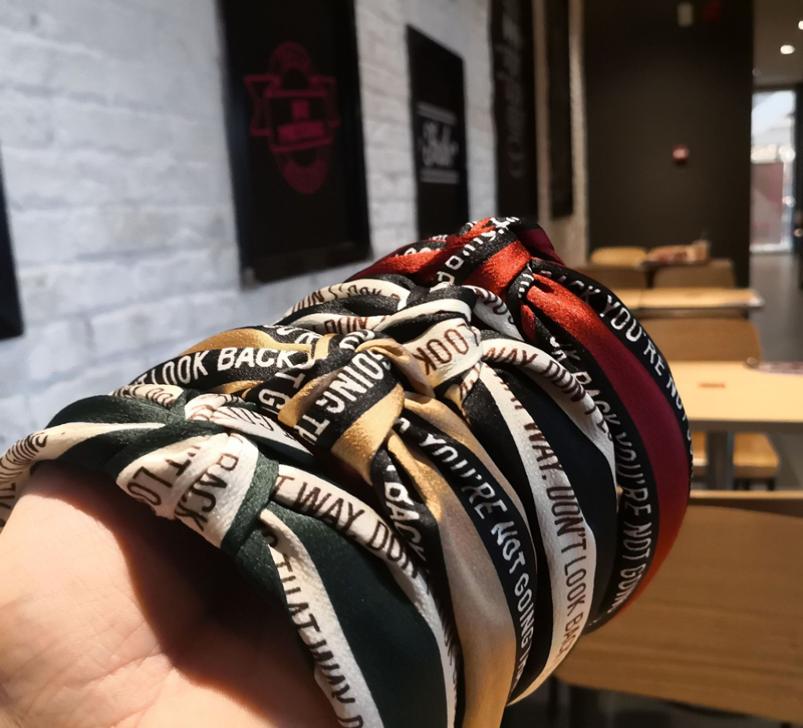 Autumn new products with the same paragraph headband simple headband candy stripe hairband letter wide version knotted wide edge w9702058
Autumn new products with the same paragraph headband simple headband candy stripe hairband letter wide version knotted wide edge w9702058