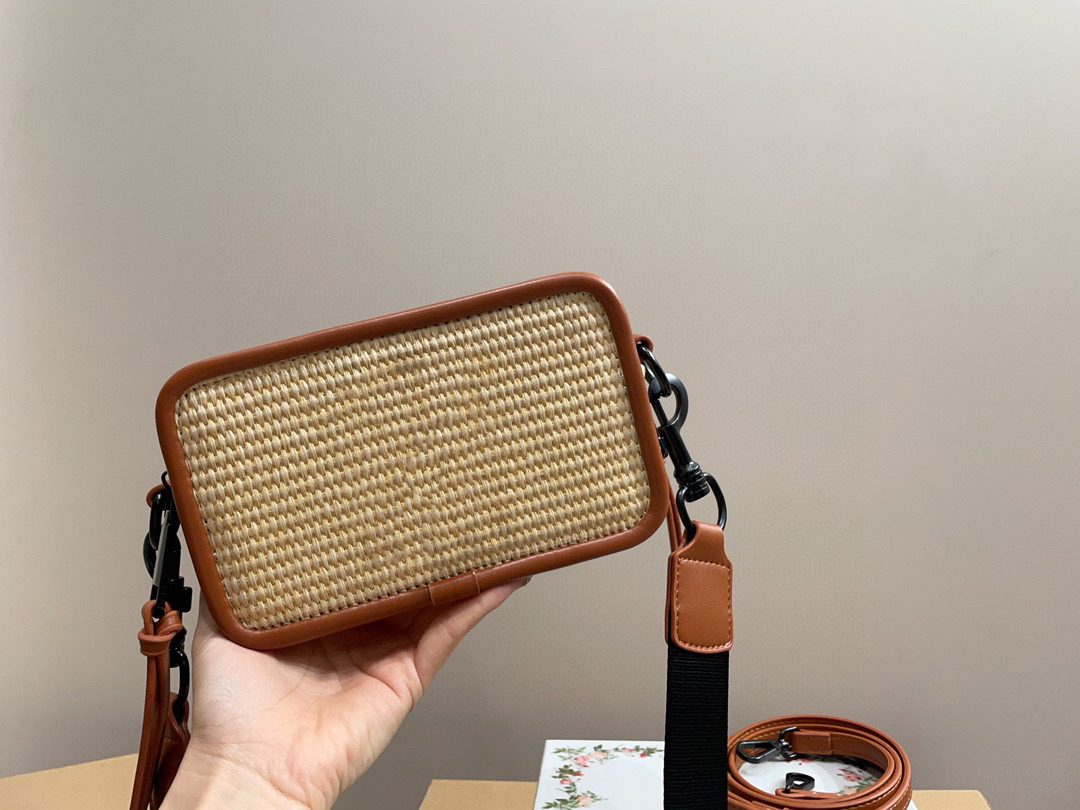 MJ Shoulder Bag Fashion Woven Camera Bag Women's Grass Woven Small Square Bag Metal Logo Designer Zipper Opening Luxury Bag ID royalfashion_bag, Blue
MJ Shoulder Bag Fashion Woven Camera Bag Women's Grass Woven Small Square Bag Metal Logo Designer Zipper Opening Luxury Bag ID royalfashion_bag, Blue